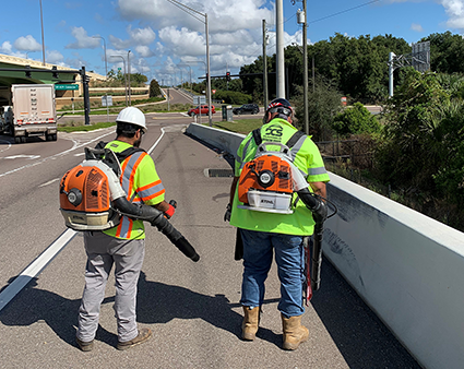 cleaning shoulder425x337 stormwater workers