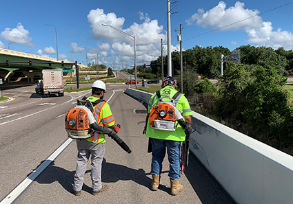 cleaning shoulder v425x298 stormwater workers